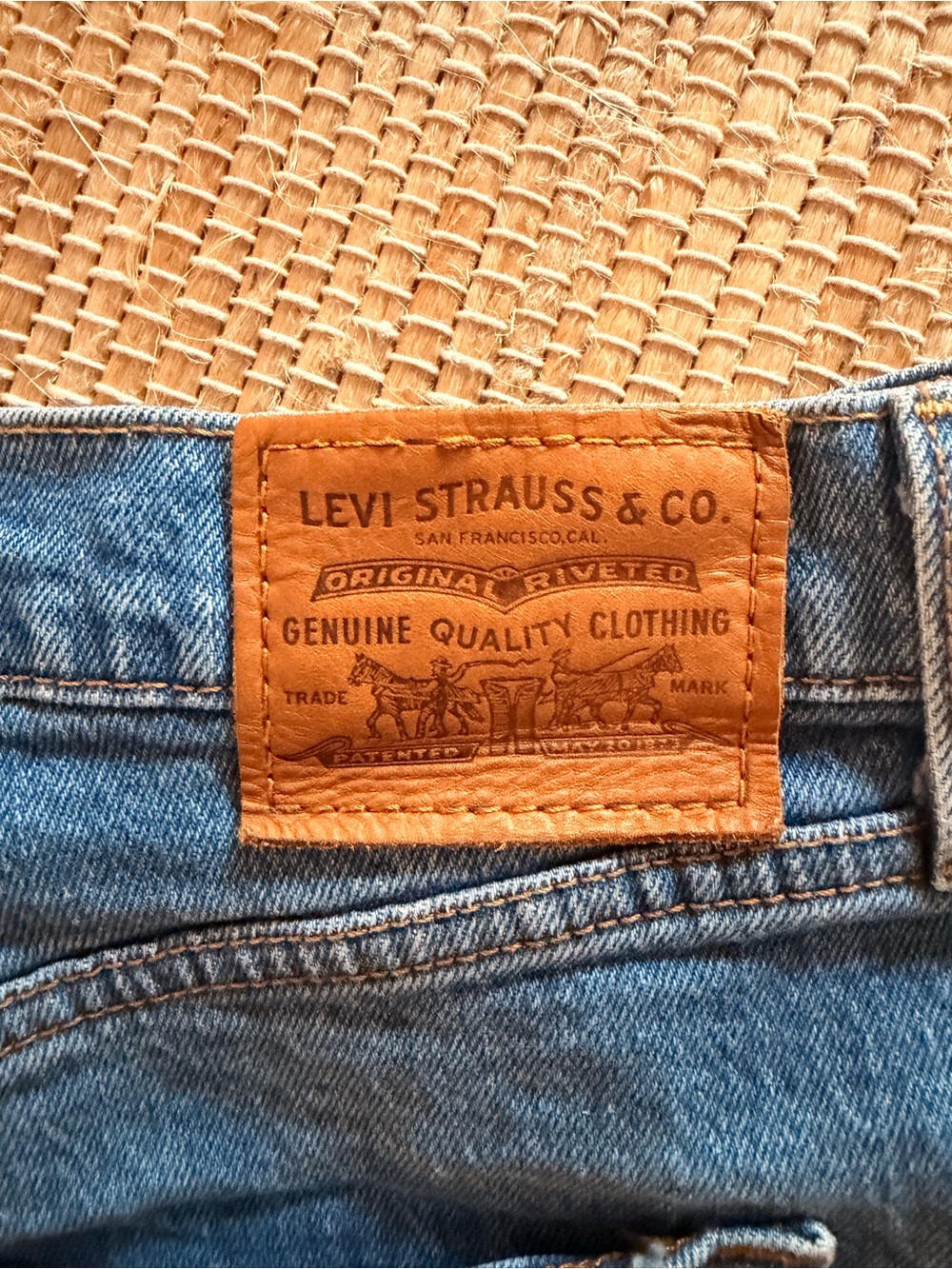 Levi’s Ribcage Shorts - Picture 3 of 5